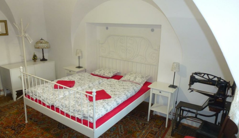 Pension Tiffany Český Krumlov - Dvoulůžkový pokoj s přistýlkou, koupelna na pokoji, Dvoulůžkový romantický pokoj double, společná historická koupelna na chodbě, Dvoulůžkový pokoj twin, společná historická koupelna na chodbě
